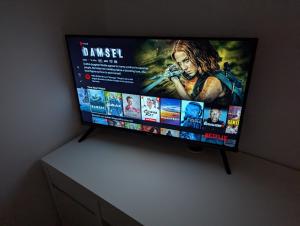 a flat screen tv sitting on top of a wall at Budget Zimmer im Siebengebirge in Königswinter