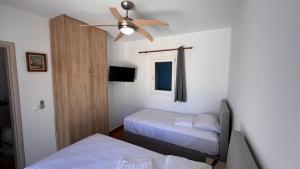Tempat tidur dalam kamar di Lighthouse View Maisonette