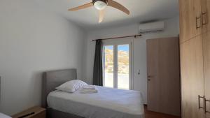 Tempat tidur dalam kamar di Lighthouse View Maisonette