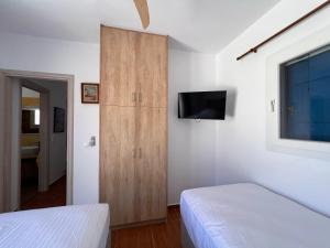 Tempat tidur dalam kamar di Lighthouse View Maisonette