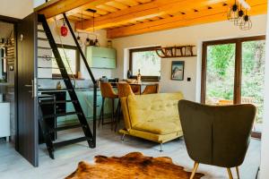 Horná LehotaBALABO Kuča的客厅设有黄色沙发和楼梯。