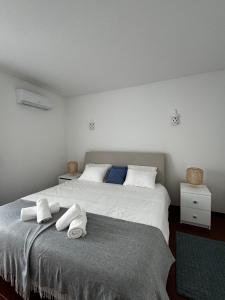 Un dormitorio con una cama grande con toallas. en Ocean Apartment, en Carvoeiro