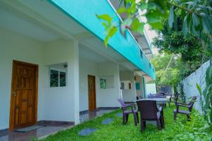 un patio con sedie e un tavolo in un cortile di Le Springlynn Residency a Pondicherry