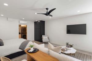 TV a/nebo společenská místnost v ubytování Zion Loft Unit 5