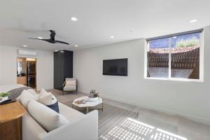 TV a/nebo společenská místnost v ubytování Zion Loft Unit 5