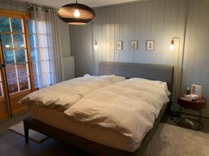 Postel nebo postele na pokoji v ubytování Magnifique chalet appartement à Villars, vue sur les alpes