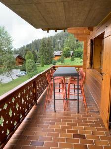 Balkón nebo terasa v ubytování Magnifique chalet appartement à Villars, vue sur les alpes