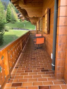 Balkón nebo terasa v ubytování Magnifique chalet appartement à Villars, vue sur les alpes