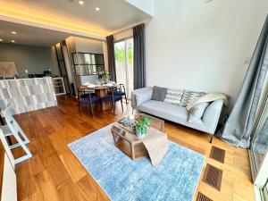a living room with a couch and a table at Akikawa Koshi 1 プレミアム鉄骨 一棟貸切ヴィラ in Yuge