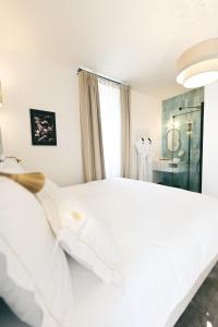 Letto o letti in una camera di Villa Lorenzo Chambres & Restaurant Barcelonnette Hotel
