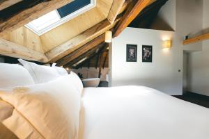 Letto o letti in una camera di Villa Lorenzo Chambres & Restaurant Barcelonnette Hotel