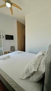 Tempat tidur dalam kamar di Lighthouse View Maisonette