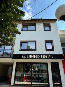 普里兹伦Biond Hotel的一栋带有盲人旅馆标志的建筑