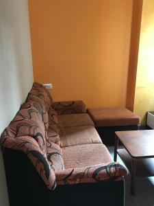 a couch in the corner of a room with a table at Apartamento Playa Arnela in Corme-Puerto