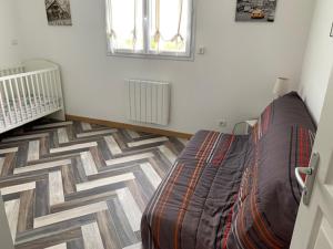 a bedroom with a bed and a geometric floor at la serpentine in Blainville-sur-Mer