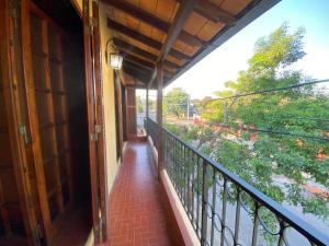Un balcón o terraza en Villa Morra house III