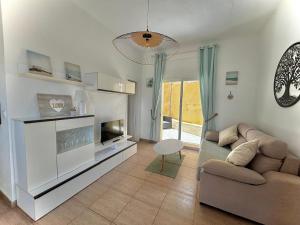 Una sala de estar con un sofá y una chimenea. en Apartamento Mar Menor - Beachfront apartment with large patio - under new management since July 2024 - Licence No VVMU2814-1, en Cartagena