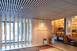 莱塞比耶Hôtel Parc du Landreau的带有指示牌的大堂,上面有指示牌,上面写着