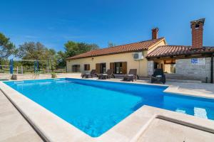een zwembad voor een huis bij Villa Emanuel in Barban