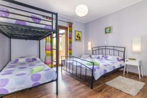 twee bedden in een slaapkamer met paars en wit bij Villa Emanuel in Barban +60 foto's