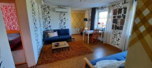 a living room with a blue couch and a table at Småland Eksjö 2 mooie appartementen in Höreda