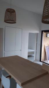 une salle à manger avec une table et deux lumières dans l'établissement Maison bord de mer Marine de San't Ambroggio, à Lumio