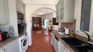 Dapur atau dapur kecil di Lighthouse View Maisonette