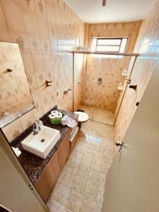 a bathroom with a sink and a toilet at 301- Apartamento 2 quartos próximo UFN, com garagem in Santa Maria