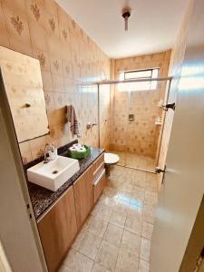 a bathroom with a sink and a toilet and a shower at 301- Apartamento 2 quartos próximo UFN, com garagem in Santa Maria +7 photos