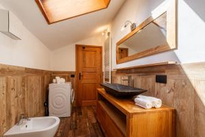 een badkamer met een wastafel en een spiegel bij CHALET PONTAL 11 - Relax e vista sulle montagne - COUR 0154 in Courmayeur +29 foto's