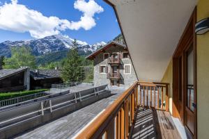 een balkon met uitzicht op de bergen bij CHALET PONTAL 11 - Relax e vista sulle montagne - COUR 0154 in Courmayeur