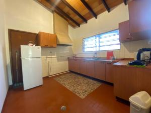 Una cocina o kitchenette en Villa Morra house III