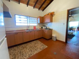 Una cocina o kitchenette en Villa Morra house III