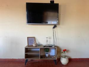 Una televisión o centro de entretenimiento en Villa Morra house III