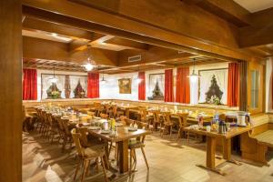 Un gran comedor con mesas y sillas de madera. en Landhaus Frauenberg, en Haidmühle 17 fotos más