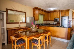 Una cocina con mesa y sillas y un refrigerador. en Seanique Holiday Home, en Margate