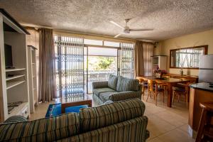 Una sala de estar con un sofá y un comedor. en Seanique Holiday Home, en Margate