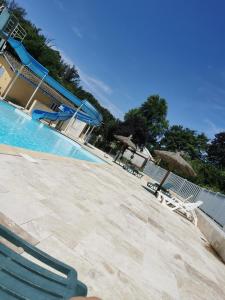 Bazén v ubytování Bungalow camping 3 étoiles nebo v jeho okolí
