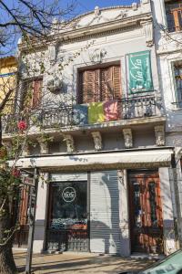 Un edificio con un cartel en el costado. en ViaVia BsAs GuestHouse 324, en Buenos Aires