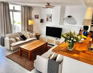 a living room with a couch and a table at Apartamento Lagarto in Sitio de Calahonda