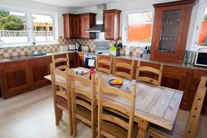 O bucătărie sau chicinetă la Kildonan House village centre sleep 8 with hot tub