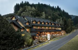 een groot huis aan de kant van een weg bij Hotel in restavracija Pod Roglo in Zreče