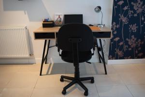 an office with a desk with a chair and a computer at Le Bathalzar in Villeneuve d'Ascq