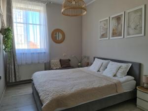 Ένα ή περισσότερα κρεβάτια σε δωμάτιο στο Apartament w Rynku For You