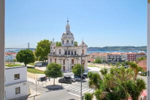 リスボンにあるBelém River View w Amazing Balcony, by TimeCoolerの町の塔のある古い建物