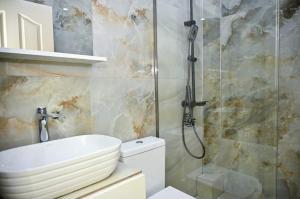 都拉斯Andi Apartments的带淋浴、马桶和水槽的浴室 更多42张照片