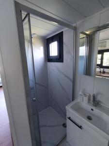 Koupelna v ubytování Dikili ZeyTiny House