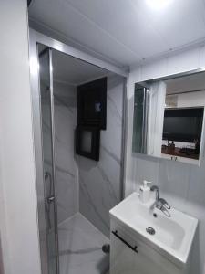 Koupelna v ubytování Dikili ZeyTiny House