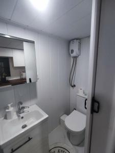 Koupelna v ubytování Dikili ZeyTiny House