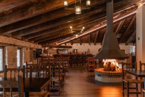Ein Restaurant oder anderes Speiselokal in der Unterkunft Hotel de La Trucha 